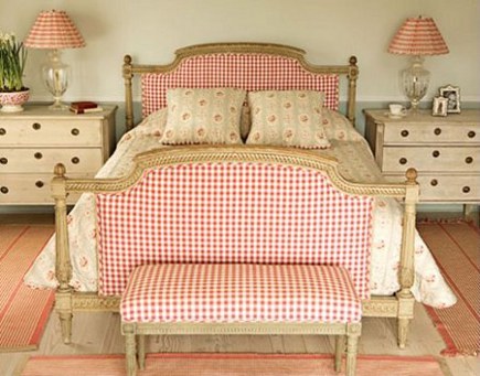 dec-hode-acc-bedpillows3-435 bed pillows - closed bed with pillows tucked under a bedspread and bolsters on top - via Atticmag
