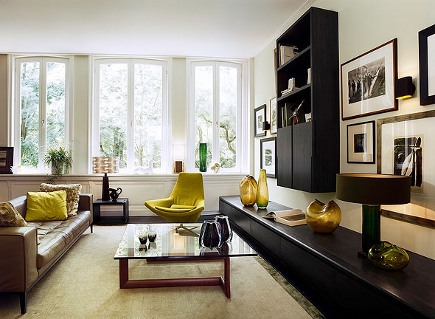 dec-hode-tvcabinet2-435 view of concealed tv cabinet by Kate Hume centered on a picture wall - via Atticmag