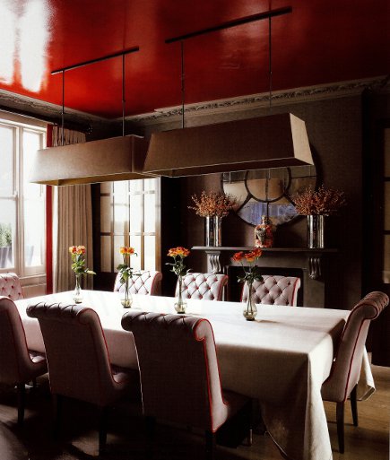 dec-clr-colororange2-435 orange decor - dining room with red-orange lacquered ceiling and orange and white upholstery - House and Garden via Atticmag