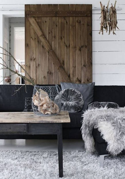 Vertical plank natural interior barn door with Z wood bracing – Detalhes Magicos via Atticmag