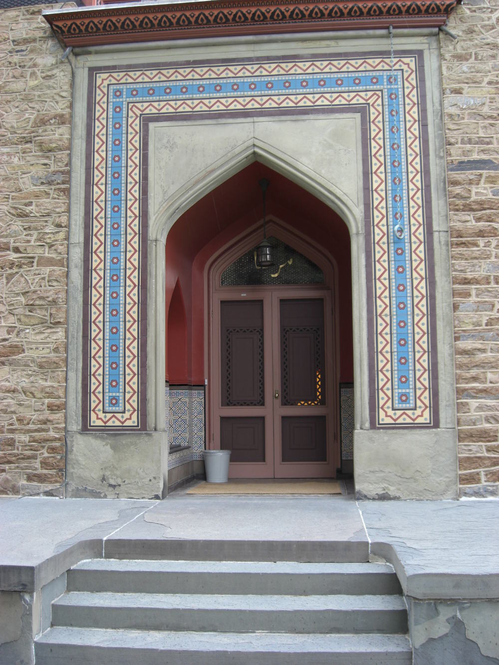 olana - a Moorish arch, inset with tile, frames the mansions front doorway. Stone steps and terrace are blue stone - Atticmag